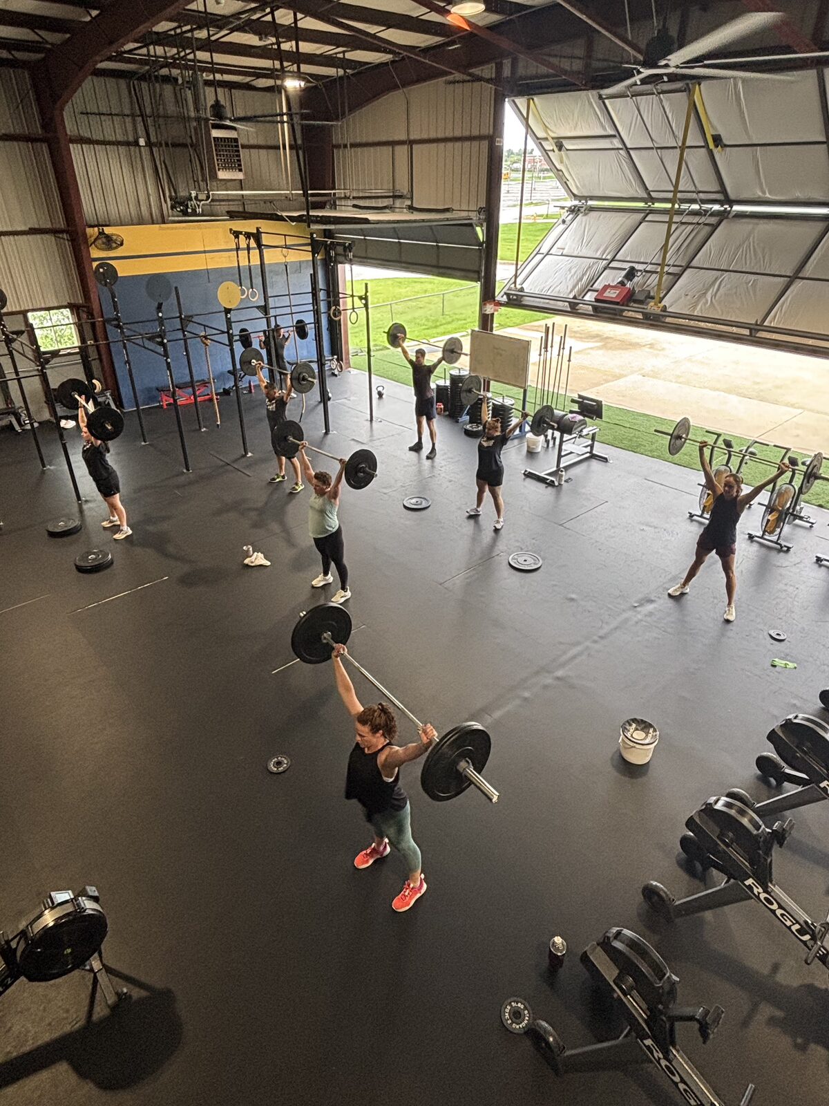 Group of members lifting together at CrossFit Reckoning